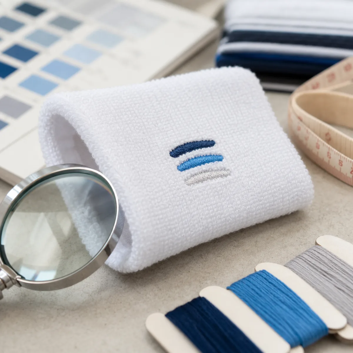 刺繍リストバンドOEMで刺繍密度、糸色、端処理、サイズを検品する品質確認シーン