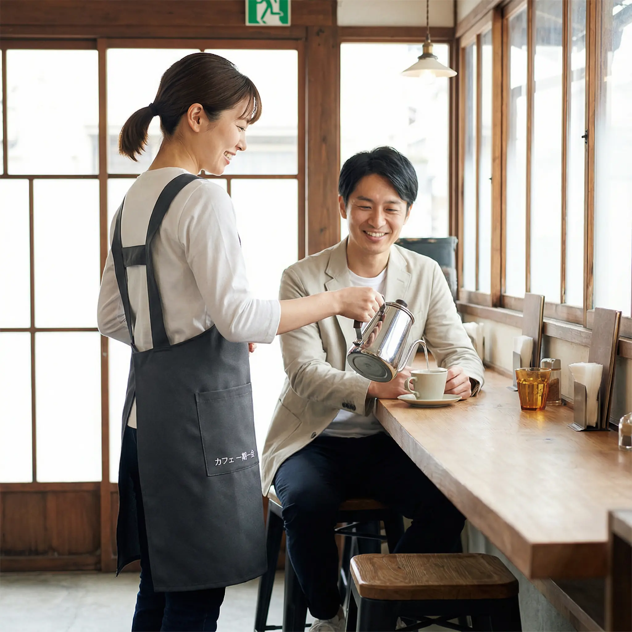 カフェ制服, 業務用エプロン, 接客シーン