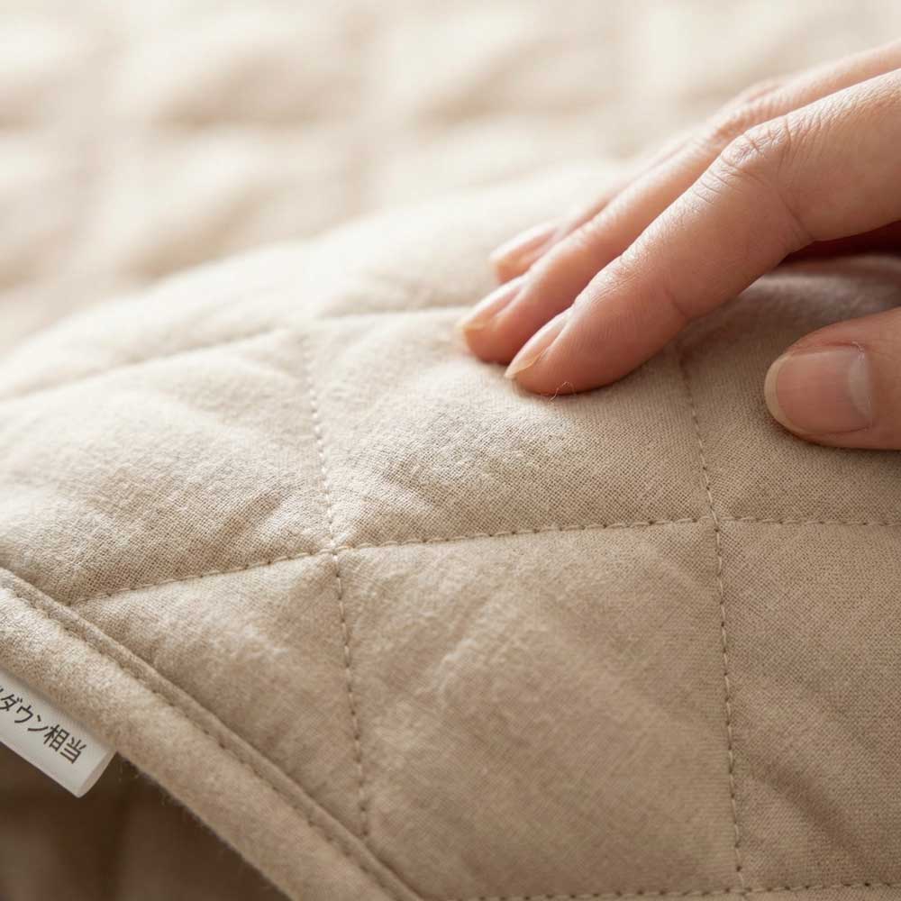 軽量ポリエステル綿シュラフ(ダウン相当素材)のディテール:生地の質感と精密なステッチ縫製