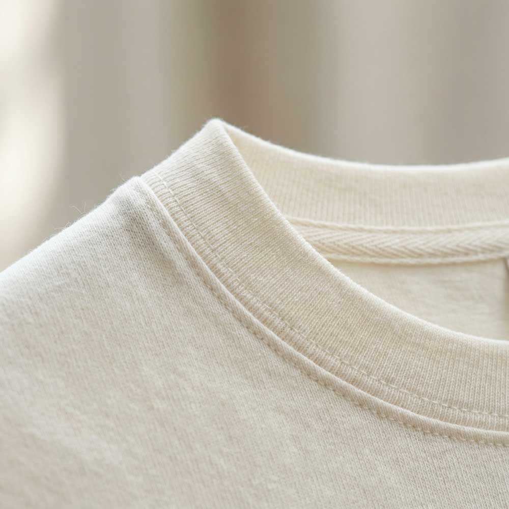 無地Tシャツ(30/2 コーマ天竺)のディテール:シルケット加工の滑らかな素材感とタコバインダー縫製