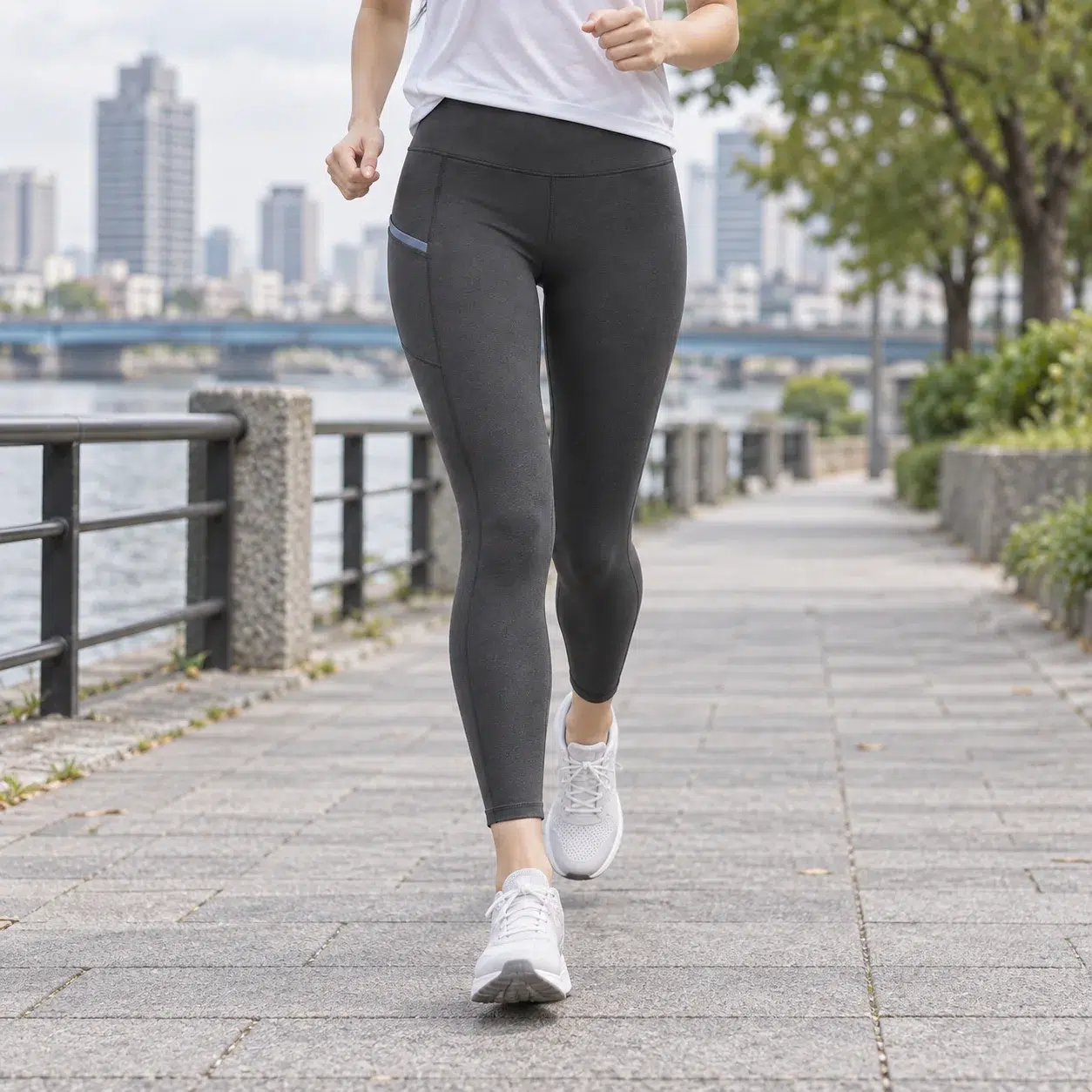 街のランニングシーンで着用するハイウエストレギンスの企画イメージ
